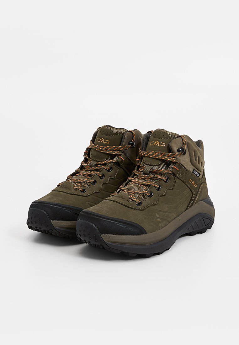 Groene waterdichte wandelschoenen met een gestructureerd bovenwerk, zwarte rubberen neuskap en contrasterende oranje veters. Voorzien van een gevoerde schacht en gripzool.