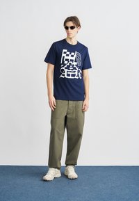 Nike Sportswear TEE CLOUD - Nyomott mintás póló - obsidian