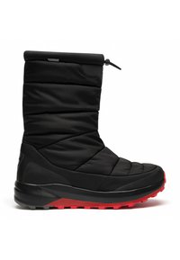 Svart isolerad känga med ett quiltat tygmönster, gummisula, röda accenter på yttersulan och en snörningslösning högst upp för en tät passform.