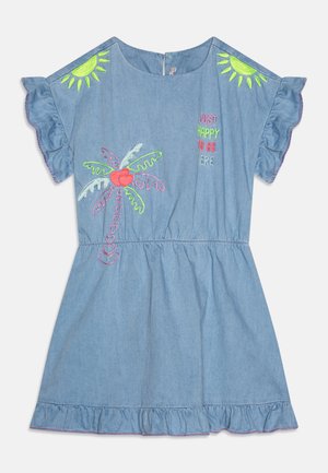 Robe en denim bleu clair avec des manches courtes à volants. Présente des broderies colorées de palmiers et de soleil, du texte, ainsi qu'une taille froncée avec un ourlet à volants.