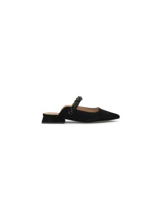 Mule in suede nero con punta affilata e tacco basso a blocco. Presenta una fascia decorativa con dettagli testurizzati. Design minimalista, finitura liscia.