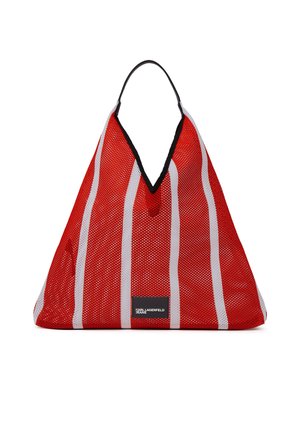 Sac fourre-tout triangulaire en maille rouge avec des rayures verticales blanches, une anse noire, et un patch avec le logo Karl Lagerfeld Jeans au centre en bas.