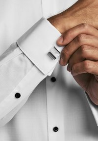 Next TEXTURED DOUBLE CUFF LONG SLEEVE WITH WING COLLAR AND BOW TIE PACK - Businesshemd - white