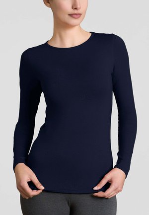 Maglietta a maniche lunghe blu navy con scollo rotondo, texture liscia, design aderente e materiale leggero. Vestibilità leggermente rilassata in vita.