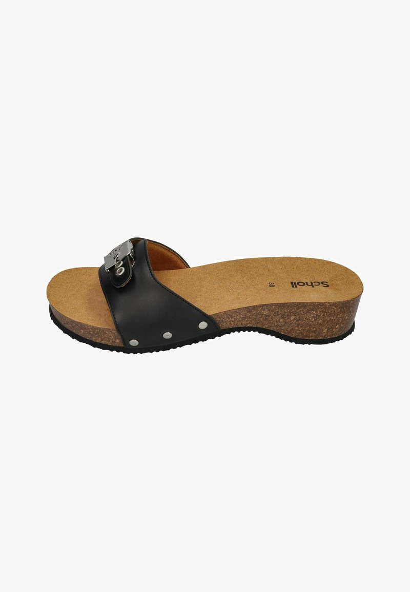 Sandalo zeppa in pelle nera con suola in sughero, dotato di fibbia argentata e borchie decorative sulla fascia. Suola in gomma texturizzata per una buona presa.