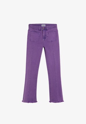 Fioletowe dżinsy o prostym kroju z przednimi kieszeniami naszytymi, zapięciem na guzik i suwak oraz postrzępionymi brzegami na białym tle.