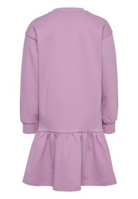 Lila klänning med långa ärmar i mjukt tyg, med rynkad volangkant. Enkel rund halsringning och lätt puffade ärmar.