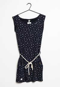 Granatowa sukienka bawełniana z białymi wzorami niebieskimi, dekoltem w serek, rękawami typu cap oraz związywaną na węzeł paskiem z liny. Zawiera dwie boczne kieszenie.