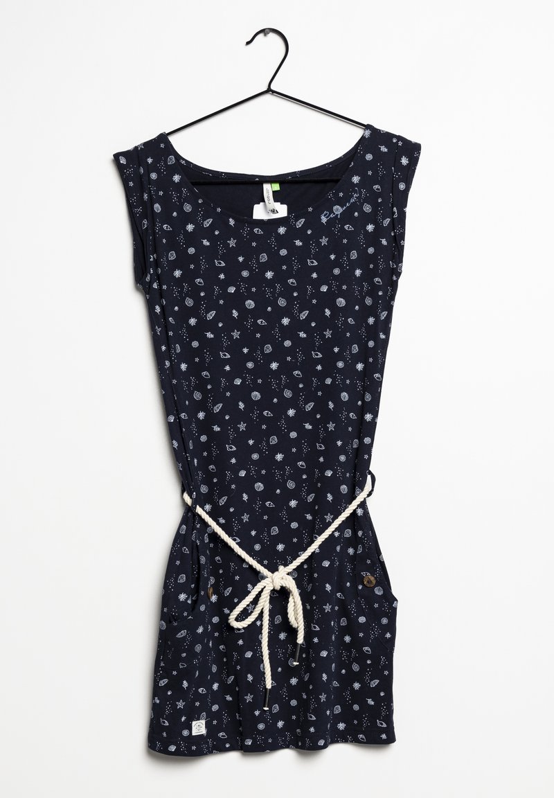 Granatowa sukienka bawełniana z białymi wzorami niebieskimi, dekoltem w serek, rękawami typu cap oraz związywaną na węzeł paskiem z liny. Zawiera dwie boczne kieszenie.