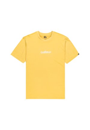Helles gelbes T-Shirt von Quiksilver mit kurzen Ärmeln, Rundhalsausschnitt und weißem Logotext, der zentral auf der Brust platziert ist.