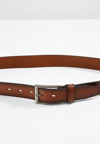 Cintura in pelle marrone con una texture liscia, dotata di una fibbia in metallo argentato e più fori per la regolazione.