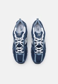 Mörkblå löparskor med ljusblå accenter, mesh- och mockamaterial, vita snören och vadderade kragar. Logotyp på varje skoets tunga.
