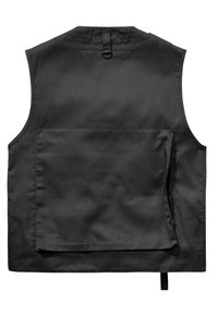 Sort ærmeløs vest lavet af glat stof; har en stor baglomme og en velcro-lukning ved halsen.