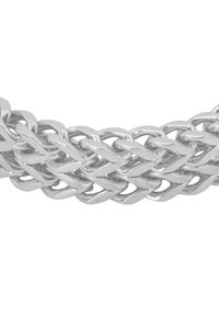 Bracciale in metallo argento con catena caratterizzata da anelli intrecciati con una finitura liscia e lucida e una forma piatta e angolare.