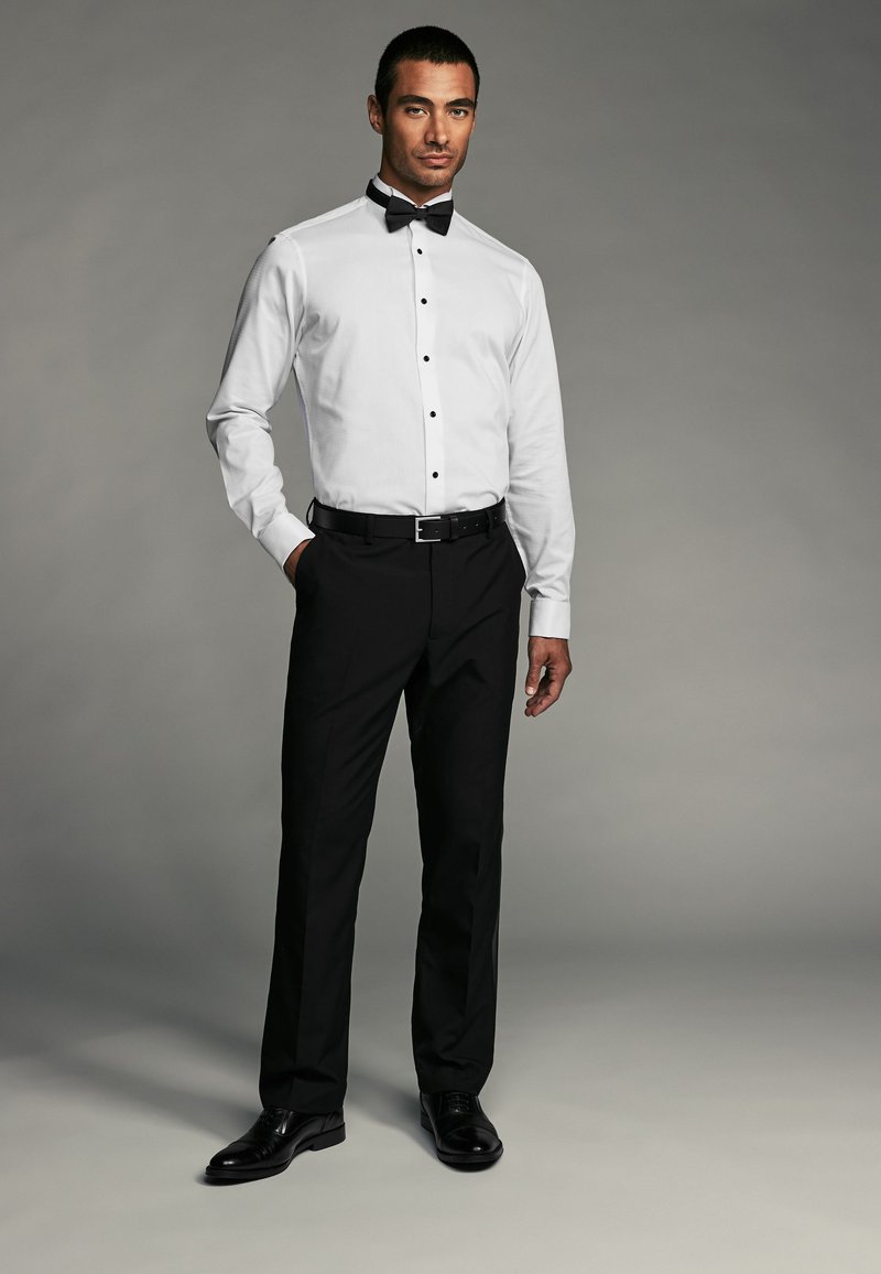 Next TEXTURED DOUBLE CUFF LONG SLEEVE WITH WING COLLAR AND BOW TIE PACK -  Formal shirt - white - Zalando