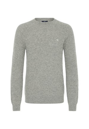 Vaaleanharmaa neulepusero, jossa on pyöreä kaula-aukko, ribbitetty pinta ja pitkät hihat. Vasemmassa rinnassa pieni logo.