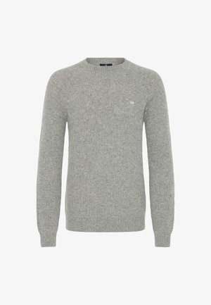 Vaaleanharmaa neulepusero, jossa on pyöreä kaula-aukko, ribbitetty pinta ja pitkät hihat. Vasemmassa rinnassa pieni logo.