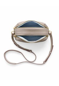 Szara skórzana torba crossbody z złotymi zamkami, regulowanym paskiem i niebieskim wnętrzem. Posiada dwie przegrody i fakturowaną powierzchnię.