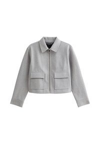 Veste grise courte avec un col, fermeture éclair et deux poches avant. Fabriquée dans un tissu texturé avec un design épuré et ajusté.