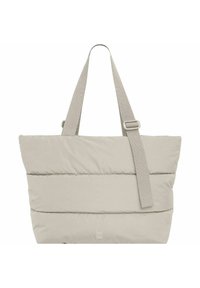 Beige totebag van luchtig materiaal met brede banden en verstelbare hardware; heeft horizontale stiksels en een zachte textuur.