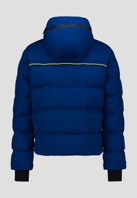 Blaue Steppjacke mit Kapuze, schwarzen Handgelenkabschlüssen und einem dünnen horizontalen gelben Reflektorstreifen über dem oberen Rücken.