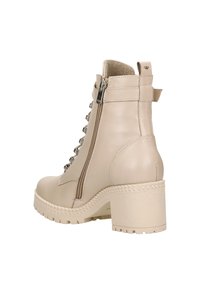 Stivale alla caviglia in pelle beige con tacco chunk, zip laterale, lacci davanti con occhielli metallici e suola testurizzata.