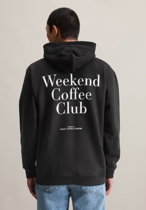 Zwarte hoodie met een capuchon, met grote witte tekst: "Weekend Coffee Club" en "GEHOST DOOR MARC O'POLO DENIM" op de achterkant. Casual pasvorm.