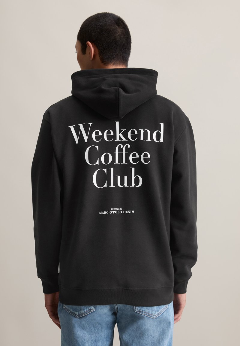 Zwarte hoodie met een capuchon, met grote witte tekst: "Weekend Coffee Club" en "GEHOST DOOR MARC O'POLO DENIM" op de achterkant. Casual pasvorm.
