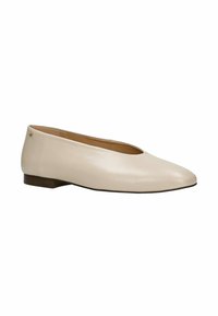 Ballerine in pelle beige con punta appuntita, tacco flat basso marrone e piccolo logo dorato sull lato. Superficie liscia.