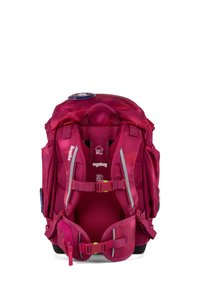 Roze ergonomische rugzak met verstelbare, gepolsterde schouderbanden, reflecterende accenten, handgreep aan de bovenkant en een gestructureerd oppervlak voor grip. Opvallende 3D rugsteun.