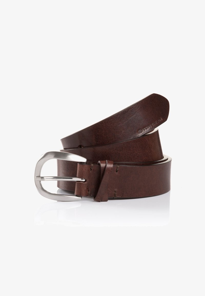 Cinture in pelle marrone con fibbia in argento lucido. Texture liscia, design classico e cuciture visibili lungo i bordi.