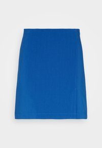 Niebieska mini spódniczka o gładkiej fakturze, prostym kroju i zszytym wykończeniu. Charakteryzuje się czystą sylwetką oraz brakiem widocznych elementów metalowych i ozdobnych.