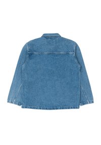 Giubbotto in denim blu chiaro, caratterizzato da un colletto standard, maniche lunghe e una vestibilità dritta. Orlo sfrangiato con dettagli di cucitura minimi.