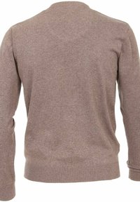 Brązowy dziany sweter z okrągłym dekoltem, długimi rękawami i ściągaczami na mankietach. Materiał ma miękką teksturę i gładkie wykończenie.