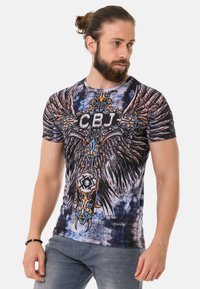Grafisches T-Shirt mit kurzen Ärmeln, das ein detailliertes Flügeldesign in Schwarz, Blau und Orange zeigt, mit "CBJ" deutlich in der Mitte aufgedruckt.
