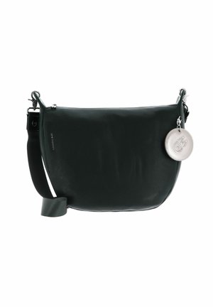 Sac en cuir noir à bandoulière avec une large sangle ajustable et un porte-clés en argent rond attaché près de la fermeture à glissière.