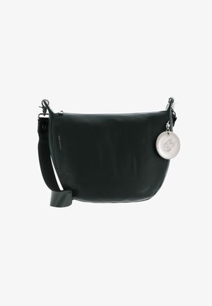 Sac en cuir noir à bandoulière avec une large sangle ajustable et un porte-clés en argent rond attaché près de la fermeture à glissière.