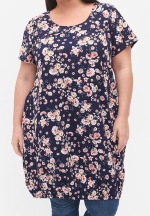 Tunika floreale blu navy, con maniche corte, scollo rotondo e una vestibilità ampia con orlo arricciato. Motivi di fiori rosa e gialli.
