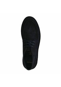 Chaussure en daim noir à bout rond et détails cousus. Présente un design à lacets et une semelle texturée. Style classique et minimaliste.