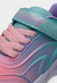 Πολύχρωμο αθλητικό παπούτσι με διαβαθμισμένο σχέδιο, που διαθέτει ροζ και τιρκουάζ δίχτυ, υφασματικές λεπτομέρειες και λουράκι με αυτοκόλλητο.