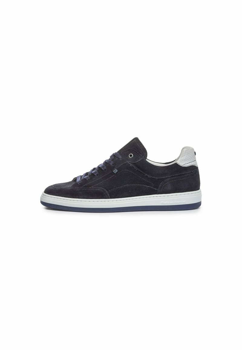Dunkelblaue Wildledersneaker mit weißer Gummisohle und marineblauen Akzenten. Verfügt über runde Schnürsenkel und ein glattes, strukturiertes Obermaterial mit genähten Details.