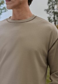 Next Longsleeve - neutral stone