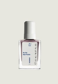 Nagellack in einem transparenten rechteckigen Fläschchen mit einem weißen Deckel. Der Lack ist in einem gedämpften lila Farbton und mit blauen und grauen Schriftzügen beschriftet.