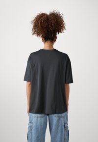 Billabong UNDER THE PALMS - Marškinėliai su spaudiniu - off black