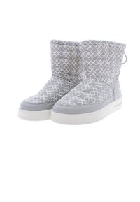 Szare pikowane wodoodporne buty z białym abstrakcyjnym wzorem, zaokrąglone palce, szary akcent na górze oraz białe gumowe podeszwy.