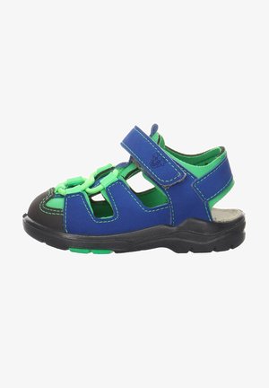 Sandale bleue et verte pour enfant, à bout ouvert, semelle noire, bride réglable à Velcro, avec des détails de couture verts sur fond blanc.