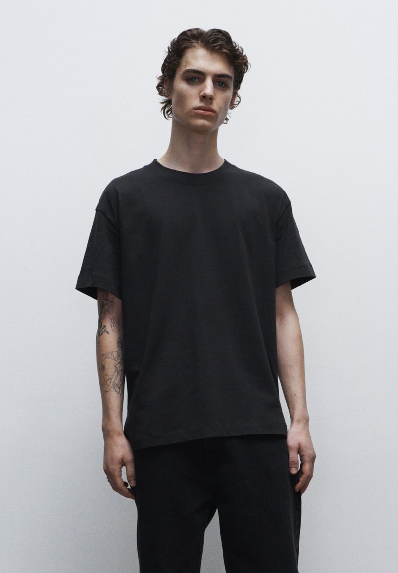 Henry Tiger TRUE BLANKS - CONTEMPORARY BOXY - Jednoduché tričko - black