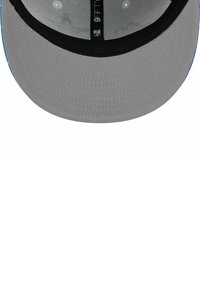 Casquette grise avec une visière et un intérieur noirs, présentant une finition texturée et des trous de ventilation circulaires. L'étiquette intérieure indique "9FIFTY".