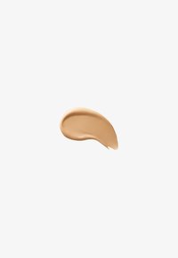 Beige foundation swatch met een romige textuur, gladde afwerking en een licht glanzend oppervlak op een witte achtergrond.