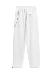 Pantalones de chándal blancos con una cinturilla elástica, cremallera lateral y bolsillo trasero de parche. Textura suave con un diseño relajado y de pierna recta.